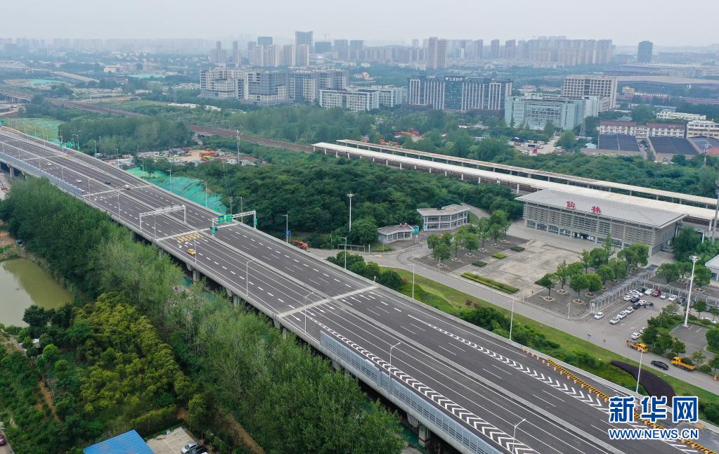 6月30日、開通した國道312號線南京區(qū)間改造工事の幹線高架橋を走行する車両（ドローンによる撮影?季春鵬）。