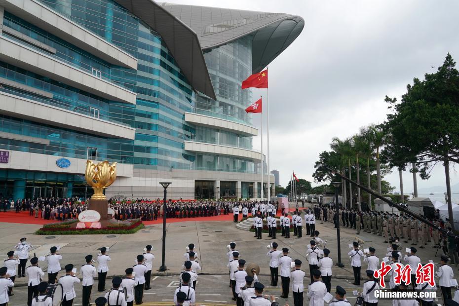 香港特區(qū)成立24周年祝賀行事、國旗護衛(wèi)隊が初めて中國式行進で入場