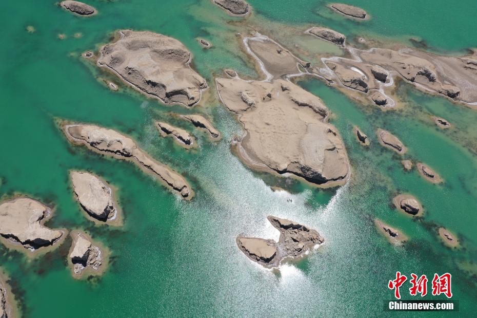 7月7日、上空から撮影した、青海省海西州ツァイダム盆地にある烏素特水上雅丹地質(zhì)公園の水上のヤルダン巖（ドローンによる撮影?廖華煜）。