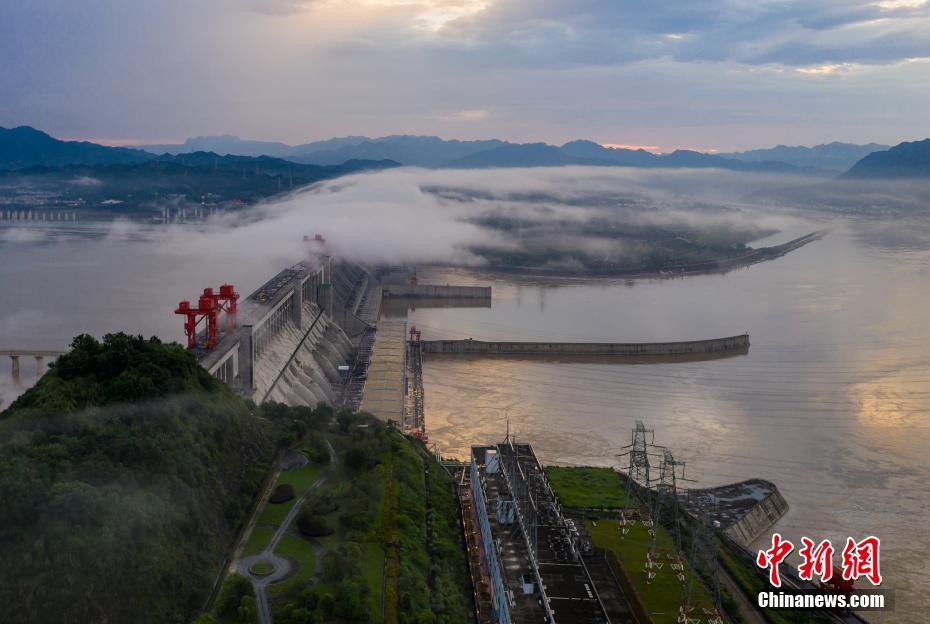 7月9日、湖北省宜昌市で、上空から撮影した三峽ダムと三峽発電所右岸の外部への送電線（寫真著作権はCFP視覚中國が所有のため転載禁止）。