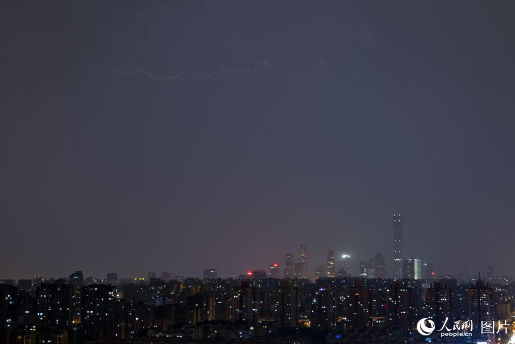 7月12日未明、予報通りの豪雨となり、北京上空に走った稲妻（撮影?翁奇羽）。