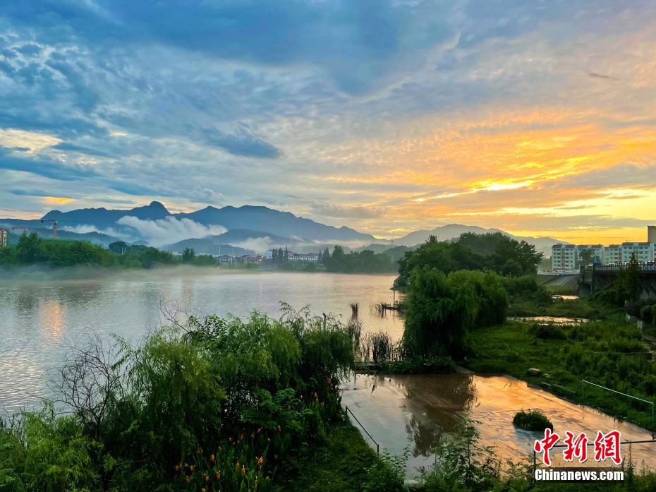 空と水が同じ色合いの絵のように美しい夕焼け　湖北省遠(yuǎn)安