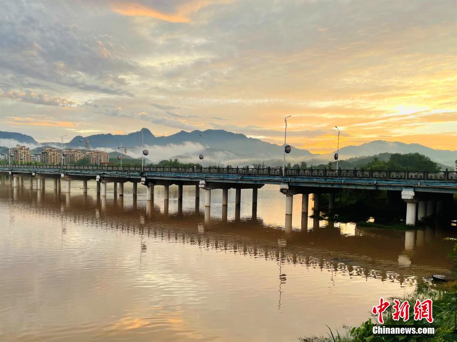 湖北省宣昌市遠(yuǎn)安県で、大雨が降った後、美しい夕焼けの景色がが広がった市街地（撮影?劉中一）。