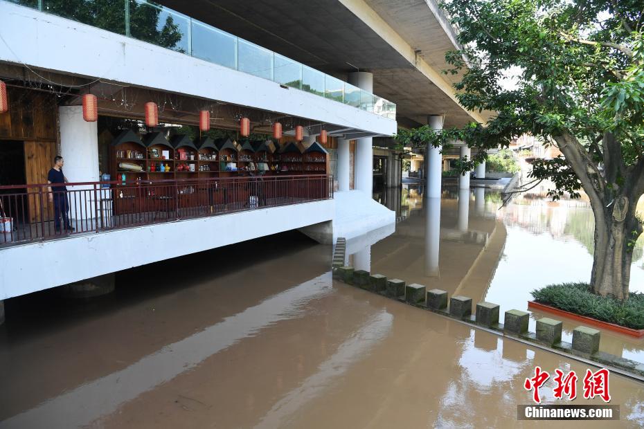 7月13日、水位が少しずつ下がっている嘉陵江?重慶磁器口區(qū)間（撮影?陳超）。