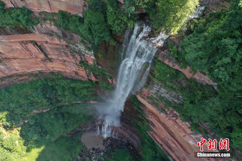 赤水丹霞旅遊區(qū)佛光巖景勝地（ドローンによる撮影?瞿宏倫）。