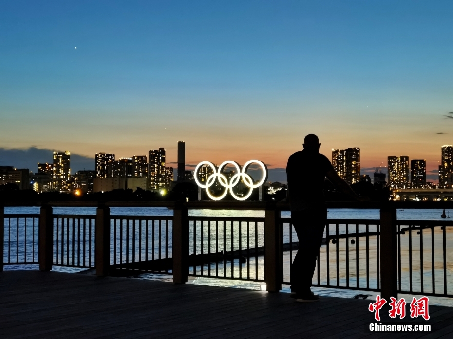 7月22日、東京灣岸のお臺場浜海公園で、人々を魅了する夕暮れ。同公園は東京五輪トライアスロン競技の會場でもある（撮影?杜洋）。