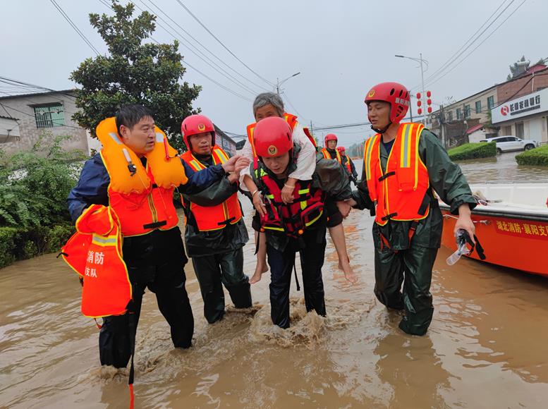 豪雨の中、奮闘する救援部隊(duì)の人々　河南省