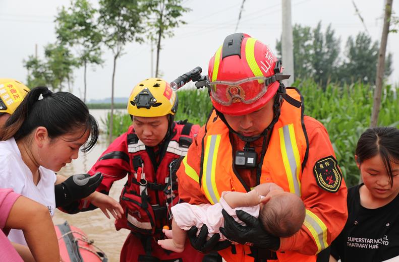 豪雨の中、奮闘する救援部隊の人々　河南省