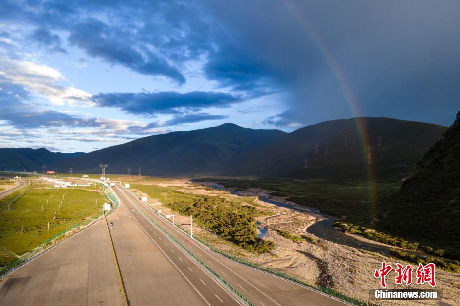 7月23日、拉林高等級道路の上空にかかった虹（撮影?江飛波）。