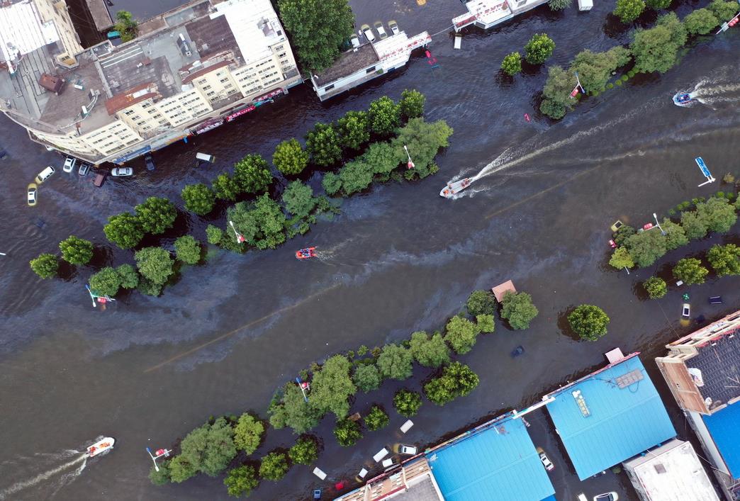 豪雨で冠水した河南省衛(wèi)輝市で救援活動(dòng)展開