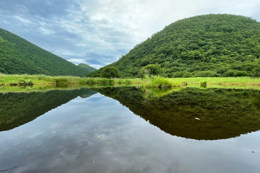 目の覚める美しさの蔥坪天池（撮影?李野）。