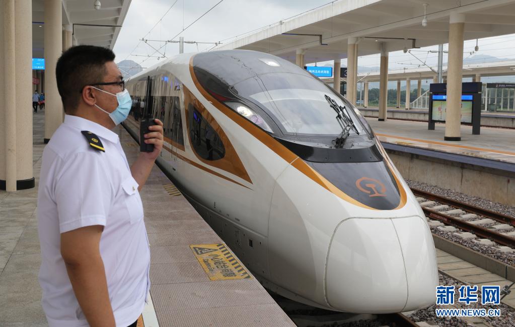 8月3日、大連に向かって錦州北駅を出発する直前の朝凌高速鉄道一番列車?G9147號(hào)列車（撮影?楊青）。