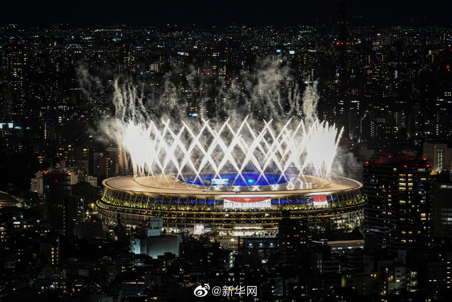 8月8日、東京で行われた第32回夏季五輪閉會(huì)式。會(huì)場(chǎng)に燦然と輝く「光のオリンピックリング」