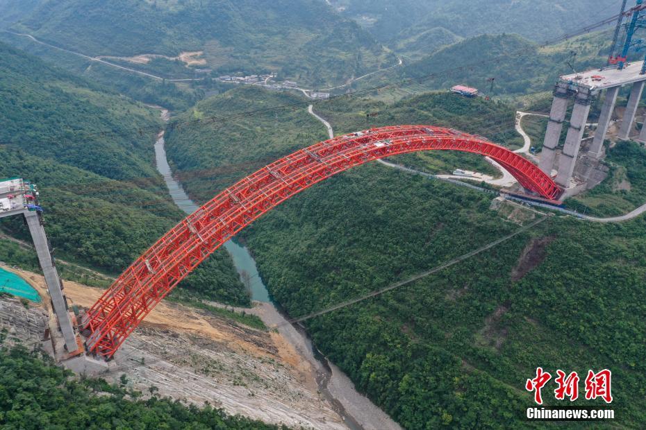 8月6日、上空から撮影した建設(shè)中の仁遵高速大発渠特大橋（ドローンによる撮影?瞿宏倫）。