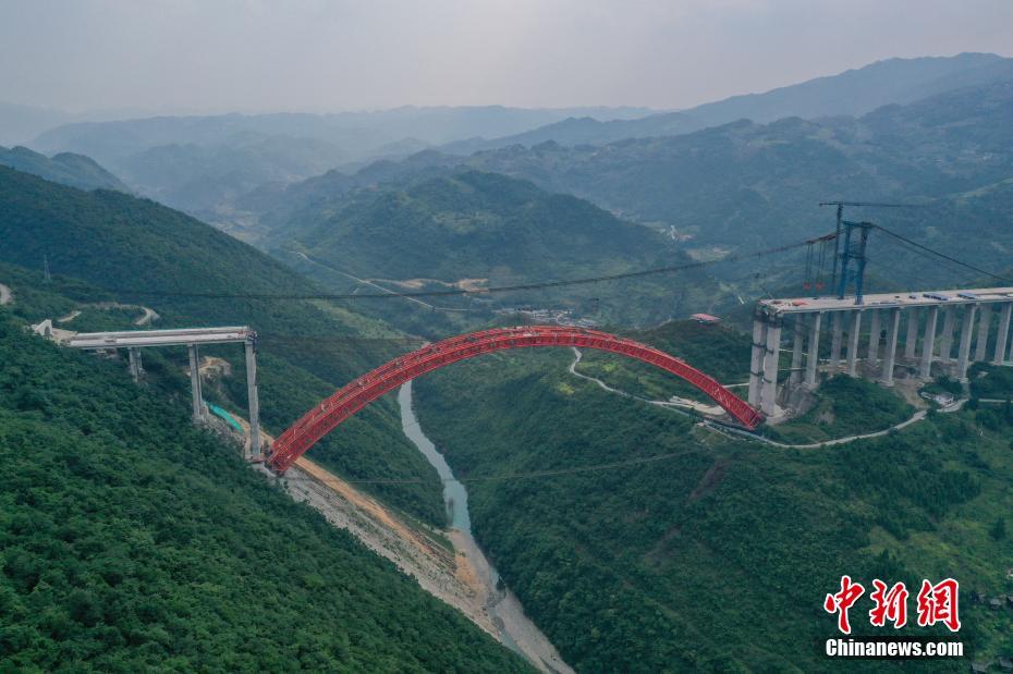 上空から撮影した建設(shè)中の仁遵高速大発渠特大橋　貴州省