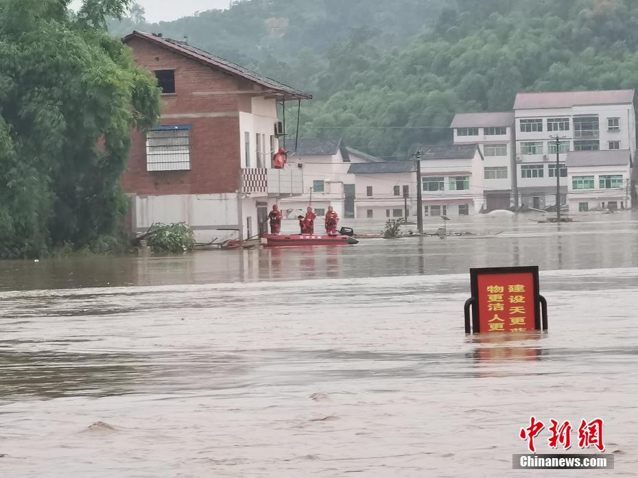 8月7日、水位が上昇する閩江福州區(qū)間（ドローンによる撮影?王東明）。