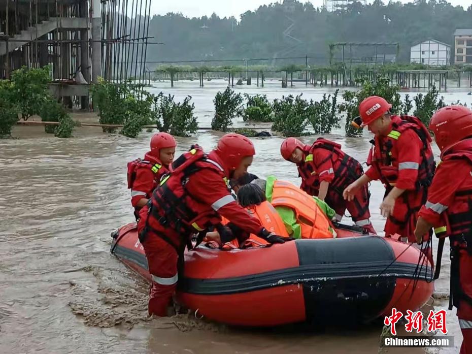 四川省達(dá)州で豪雨　救助隊(duì)員が被災(zāi)者を緊急避難