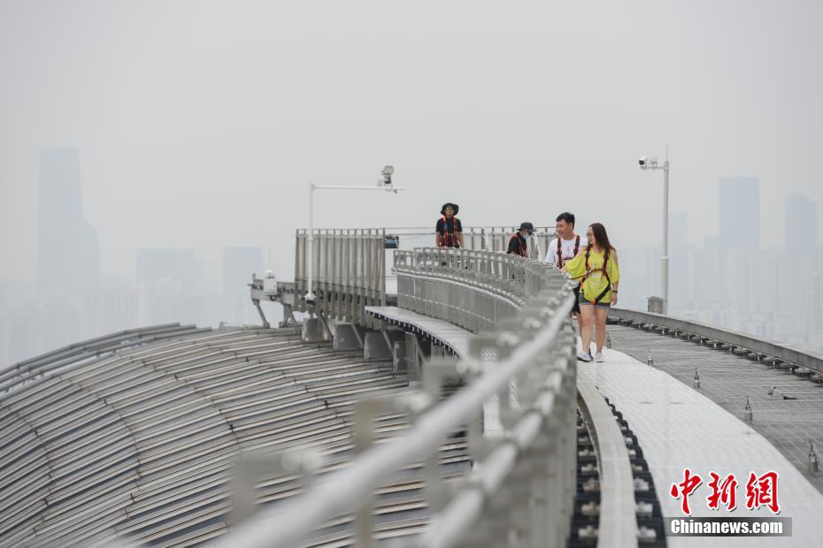 8月11日、重慶來福士広場(chǎng)の「スカイウォーク」を體験する観光客（撮影?何蓬磊）