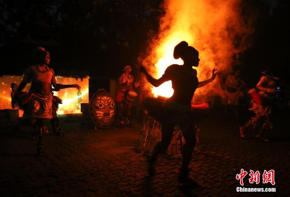 世界公園でファンタジックなライトショー「五洲奇妙夜」　北京