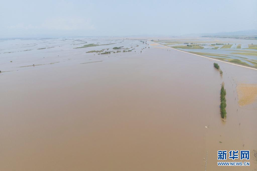 8月17日、黒竜江省同江市三村鎮(zhèn)三村付近の一部冠水した道路（ドローンで撮影?張濤）。