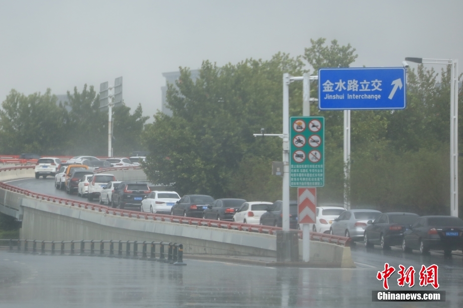 鄭州の街を豪雨が直撃　河南省