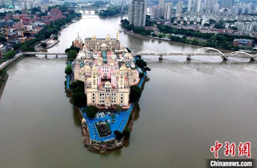 上空から撮影した福建省市街地を流れる閩江に浮かぶ中洲島（撮影?呂明）。