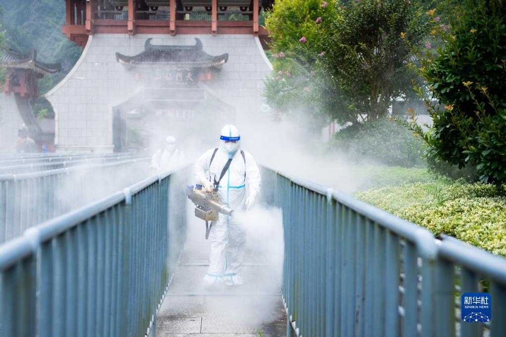 8月26日、湖南省張家界市天門山景勝地で、消毒作業(yè)を進(jìn)める職員。