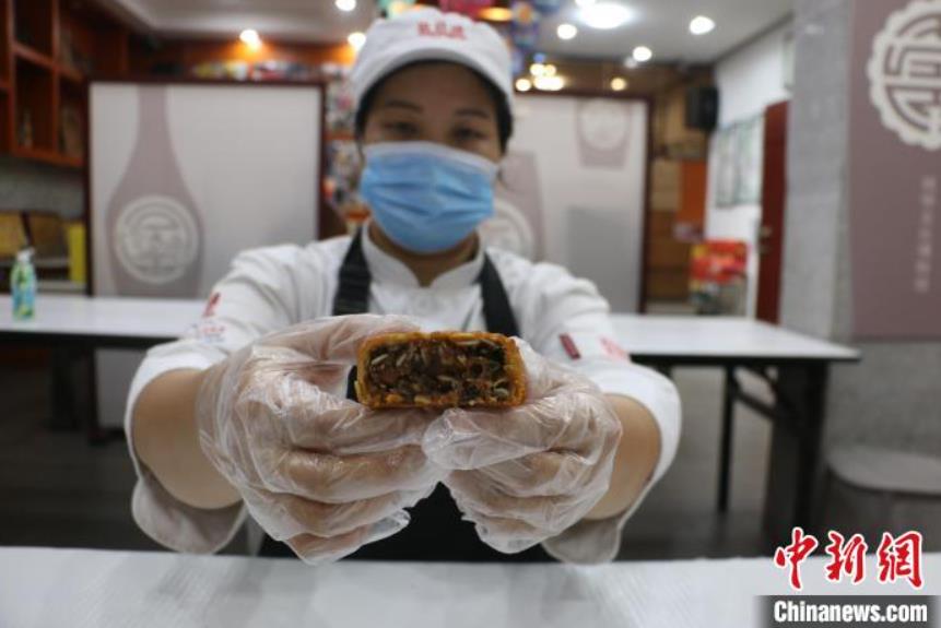 人々の注目集めるユニークな「タニシ麺入り月餅」　広西