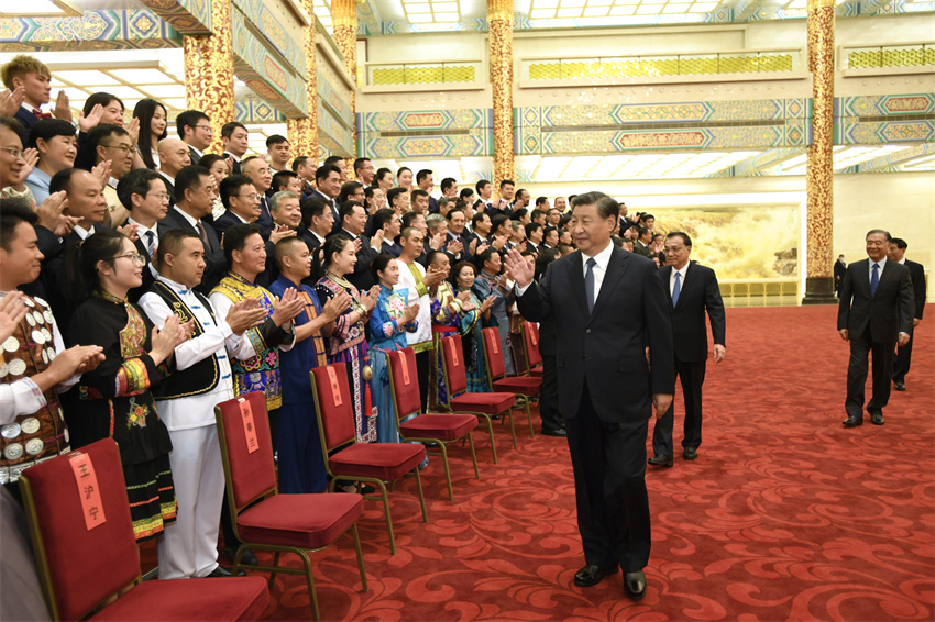 全國少數(shù)民族合同蕓術(shù)公演の開幕公演を習(xí)近平総書記らが鑑賞