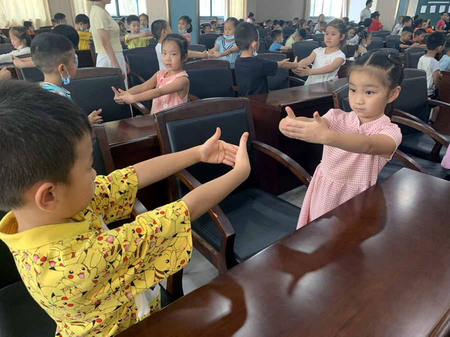 8月30日、江蘇蘇州陽光城実験小學(xué)校で新入生におじぎの仕方を教える教師（寫真著作権はCFP視覚中國が所有のため転載禁止）。