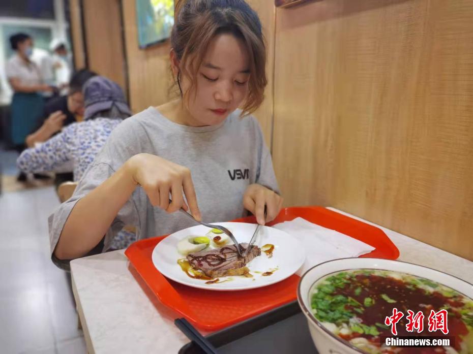 蘭州牛肉麺の新しい食べ方はステーキアンドラーメン??？　甘粛省