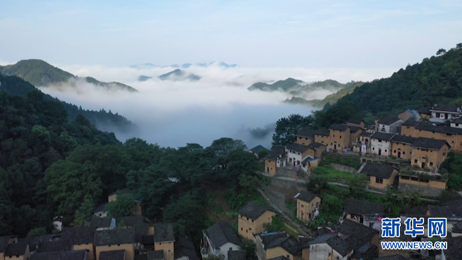 初秋の候、土樓群と連なる山々の間に湧き出る雲(yún)霧が入り亂れ、水墨畫のような風(fēng)景が広がる陽(yáng)産。 