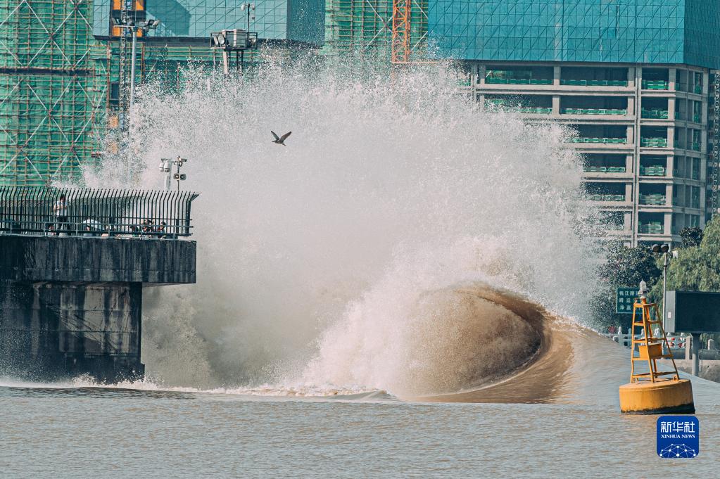 9月23日、銭塘江を逆流する水が堤防にぶつかり激しく砕ける大波（撮影?江漢）。