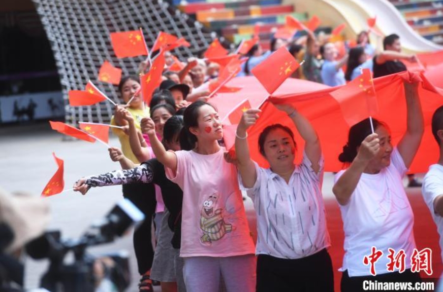 國慶節(jié)を祝賀する大型國旗掲揚(yáng)フラッシュモブイベント　重慶