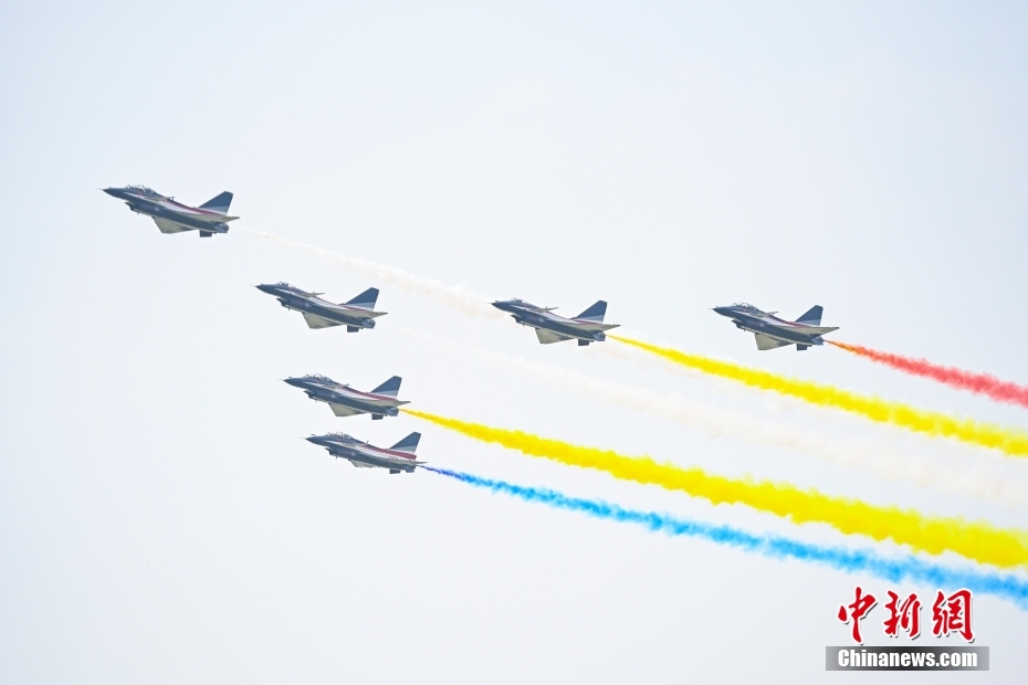 開幕初日の28日、素晴らしいパフォーマンスを披露した中國空軍「八一」アクロバット飛行隊（撮影?陳驥旻）。