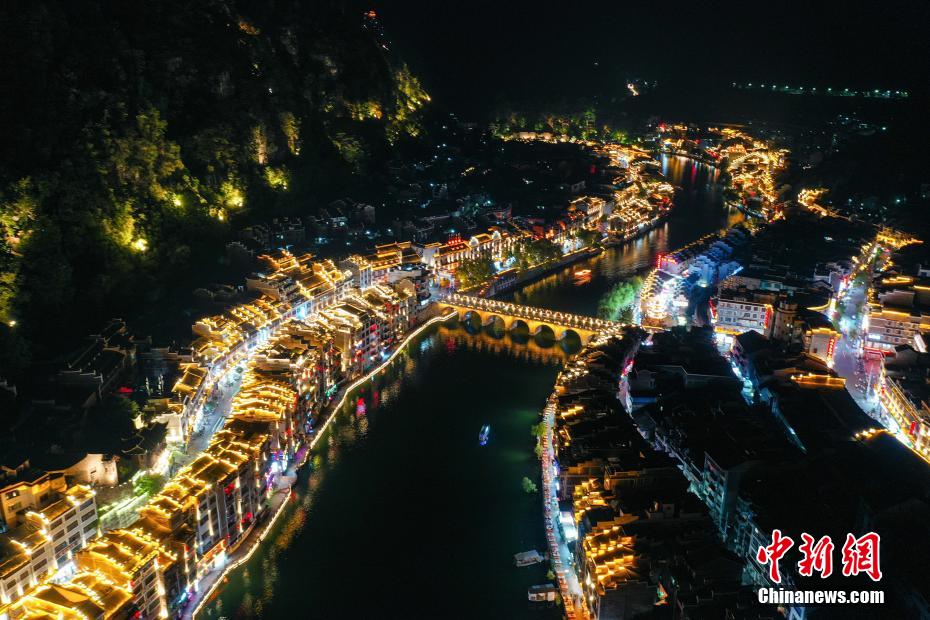 9月28日夜、上空から撮影した貴州鎮(zhèn)遠(yuǎn)古城の夜景（撮影?瞿宏倫）。