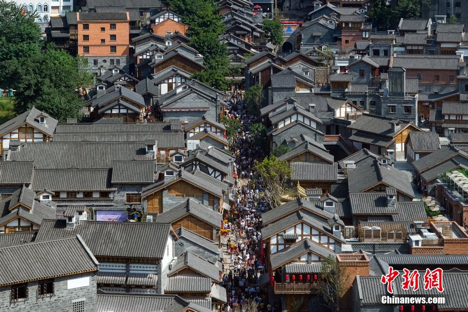 重慶の十八梯伝統(tǒng)風貌區(qū)の再公開初日　詰めかける観光客