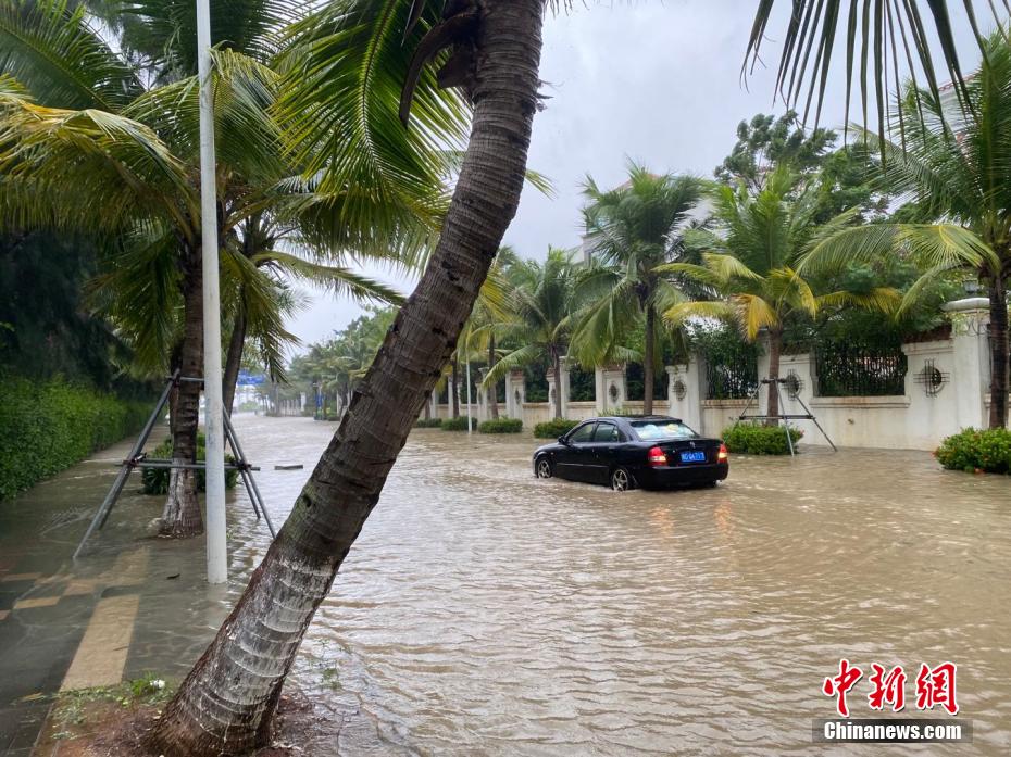 臺(tái)風(fēng)18號(hào)「コンパス」の高潮の影響で海沿いの道路の多くが冠水　海南省?？?></a></td></tr><tr><td class=