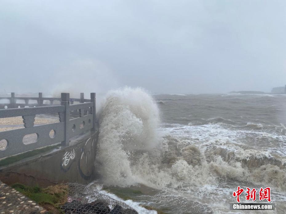 臺風(fēng)18號「コンパス」の高潮の影響で海沿いの道路の多くが冠水　海南省?？?></a></td></tr><tr><td class=