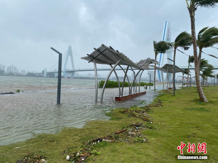 臺風(fēng)18號「コンパス」の高潮の影響で海沿いの道路の多くが冠水　海南省?？?></td></tr><tr><td class=