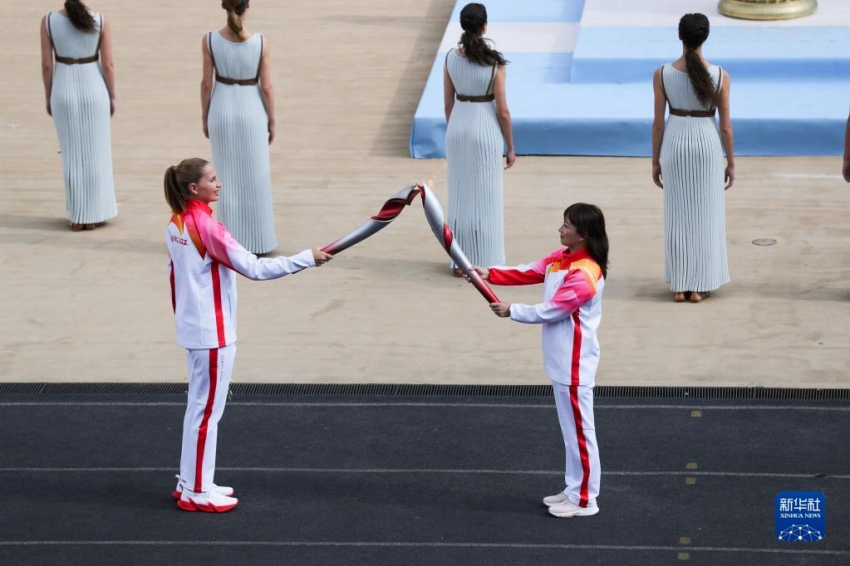 アテネで北京冬季五輪の聖火引き継ぎ式