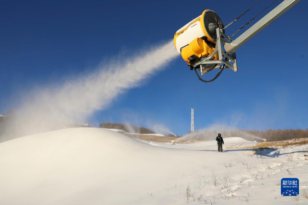 冬季五輪に向けた造雪作業(yè)始まる　河北省崇禮