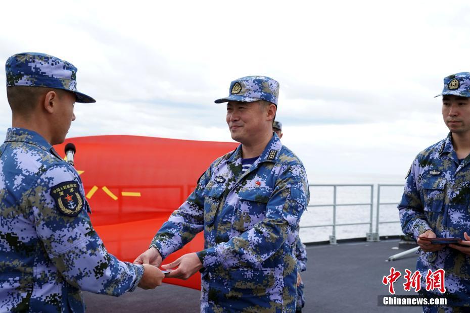 中國の大型駆逐艦「南昌」の船上で「海上成人式」