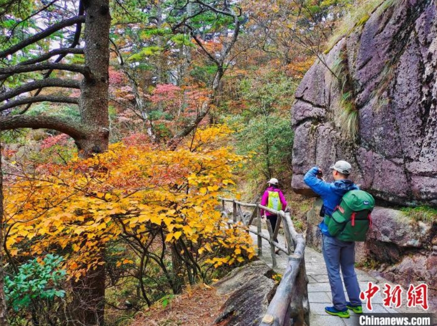 息を吞むような美しい秋の景色が広がる安徽省の黃山