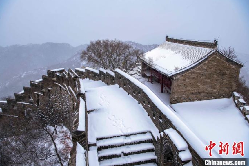 金山嶺長城に初雪　雪に覆われた様子はまるで水墨畫