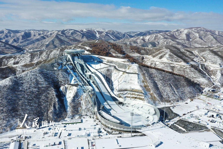 造雪作業(yè)を進(jìn)める2022年北京冬季五輪張家口競(jìng)技エリアにある國(guó)家スキージャンプセンター「雪如意」（撮影?武殿森）。