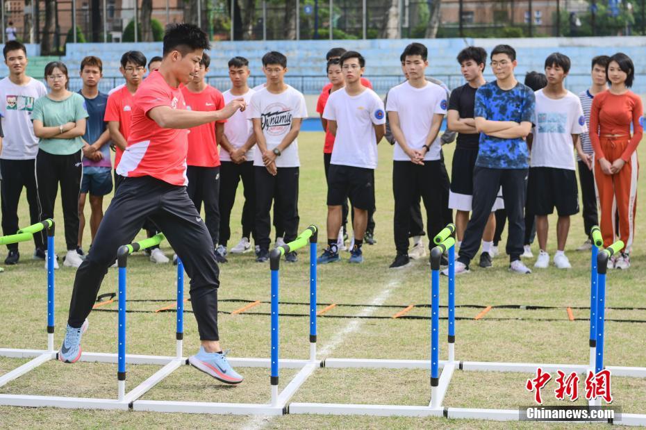 中國男子陸上の蘇炳添選手が曁南大學(xué)で體験講座　広東省広州