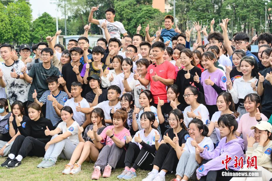 中國男子陸上の蘇炳添選手が曁南大學で體験講座　広東省広州