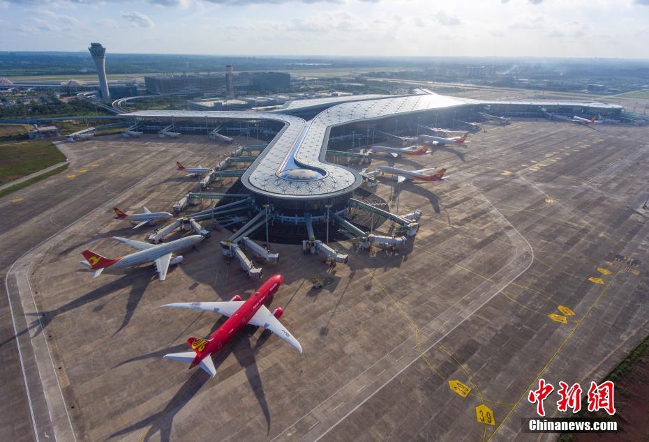 上空から撮影した近く運用を開始する?？诿捞m國際空港第二期拡張プロジェクト（ドローンによる撮影?駱雲(yún)飛）。