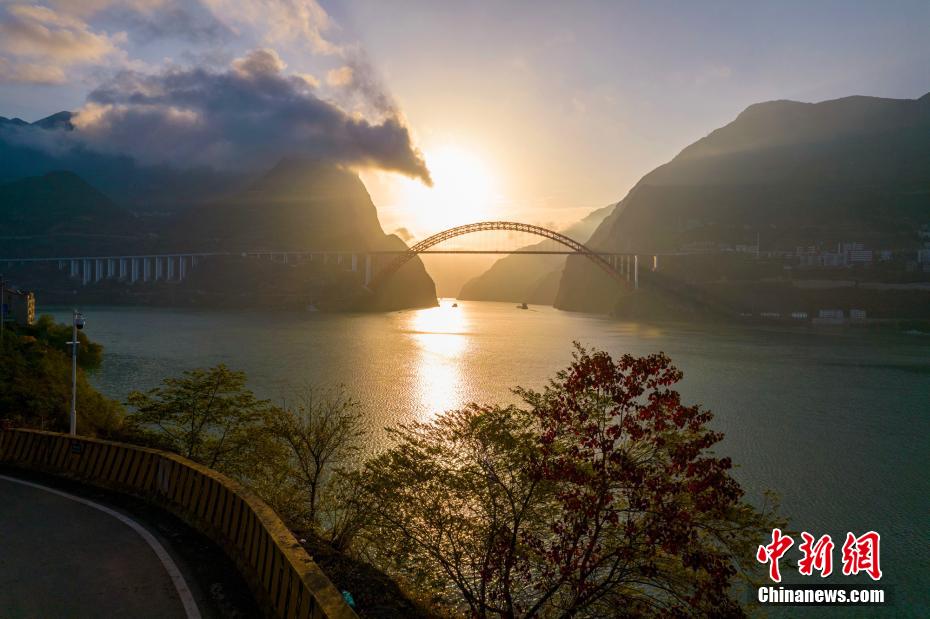 広がる朝焼け　三峽の絶景を愉しむ　